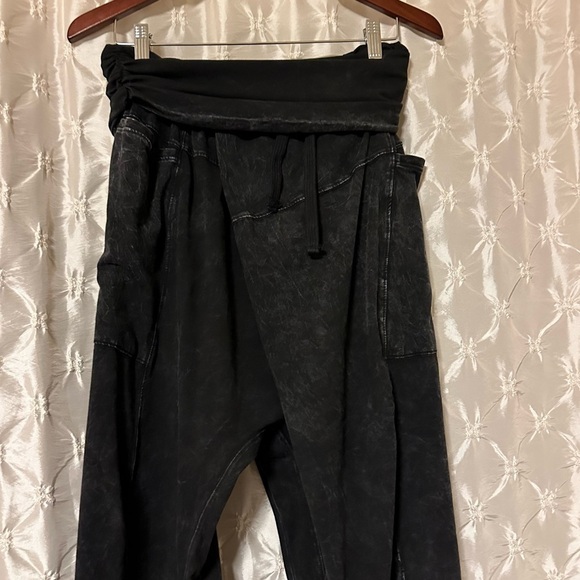 Stylish Black Women's Pants - Picture 5 of 16